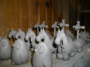Figurines : Les figurines viennent d’être modelées, après quelques jours de séchage, elles seront décorées.