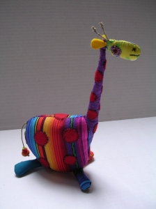 Girafe  : Girafe en patchwork (décor brodé, feutrine, cordelette, perles...) - Longueur : 12 cm - 