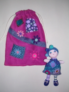 Poupée et son sac  : Poupée décorative en patchwork (tissu, feutrine, dentelle, perles, boutons...) - hauteur : 18 cm -  - Sac en polaire décoré - Hauteur : 23 cm -  - 