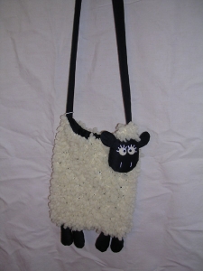 Sac en bandoulière Mouton : Sac tricoté en laine (Corps) et feutrine(tête et pieds). - Largeur : 25 cm  - Hauteur : 30 cm - 